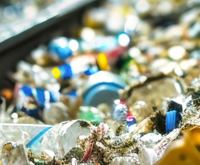 image of plastics and cans on a conveyor belt for recxycling